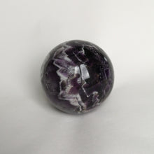 Ladda upp bild till gallerivisning, Chevron ametist polerad sfär