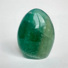 Ladda upp bild till gallerivisning, Fluorit stående friform Stor