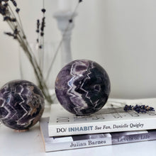 Ladda upp bild till gallerivisning, Chevron ametist polerad sfär