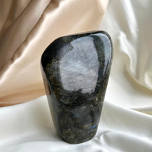 Ladda upp bild till gallerivisning, Labradorit polerad form, 1311 g