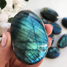 Ladda upp bild till gallerivisning, Prickig labradorit-beröringssten