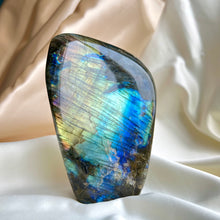 Ladda upp bild till gallerivisning, Labradorit polerad form, 1311 g