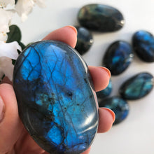 Ladda upp bild till gallerivisning, Prickig labradorit-beröringssten