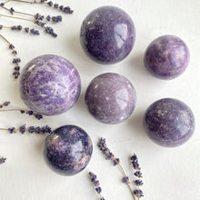 Ladda upp bild till gallerivisning, Lepidolit sfär