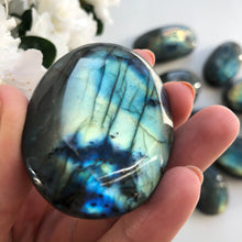 Ladda upp bild till gallerivisning, Prickig labradorit-beröringssten
