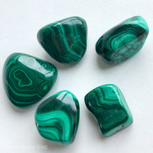 Ladda upp bild till gallerivisning, Malakit-trumlade stenar
