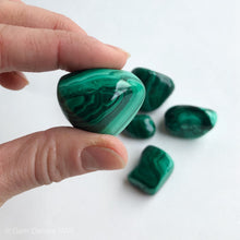 Ladda upp bild till gallerivisning, Malakit-trumlade stenar