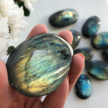 Ladda upp bild till gallerivisning, Prickig labradorit-beröringssten