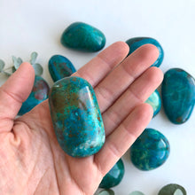 Ladda upp bild till gallerivisning, Krysokolla-trycksten