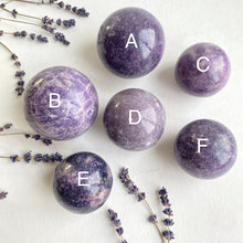 Ladda upp bild till gallerivisning, Lepidolit sfär