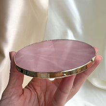 Ladda upp bild till gallerivisning, Rosenkvartsunderlägg, gyllene kant