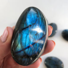 Ladda upp bild till gallerivisning, Prickig labradorit-beröringssten