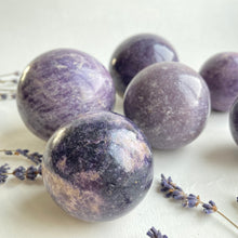 Ladda upp bild till gallerivisning, Lepidolit sfär