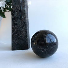 Ladda upp bild till gallerivisning, Astrofyllitkristallsfär