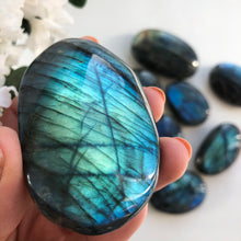 Ladda upp bild till gallerivisning, Prickig labradorit-beröringssten