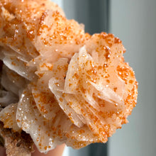 Ladda upp bild till gallerivisning, Vanadinite on White Barite Specimen
