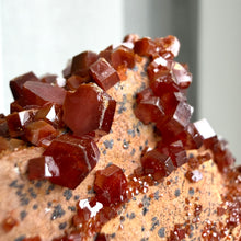 Ladda upp bild till gallerivisning, Vanadinite #3
