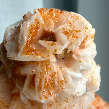Ladda upp bild till gallerivisning, Vanadinite on White Barite Specimen
