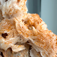 Ladda upp bild till gallerivisning, Vanadinite on White Barite Specimen
