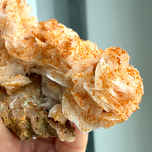 Ladda upp bild till gallerivisning, Vanadinite on White Barite Specimen
