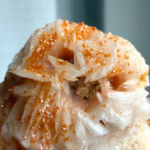 Ladda upp bild till gallerivisning, Vanadinite on White Barite Specimen
