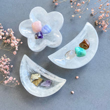 Load image into Gallery viewer, Clear Quartz Bowl Flower
